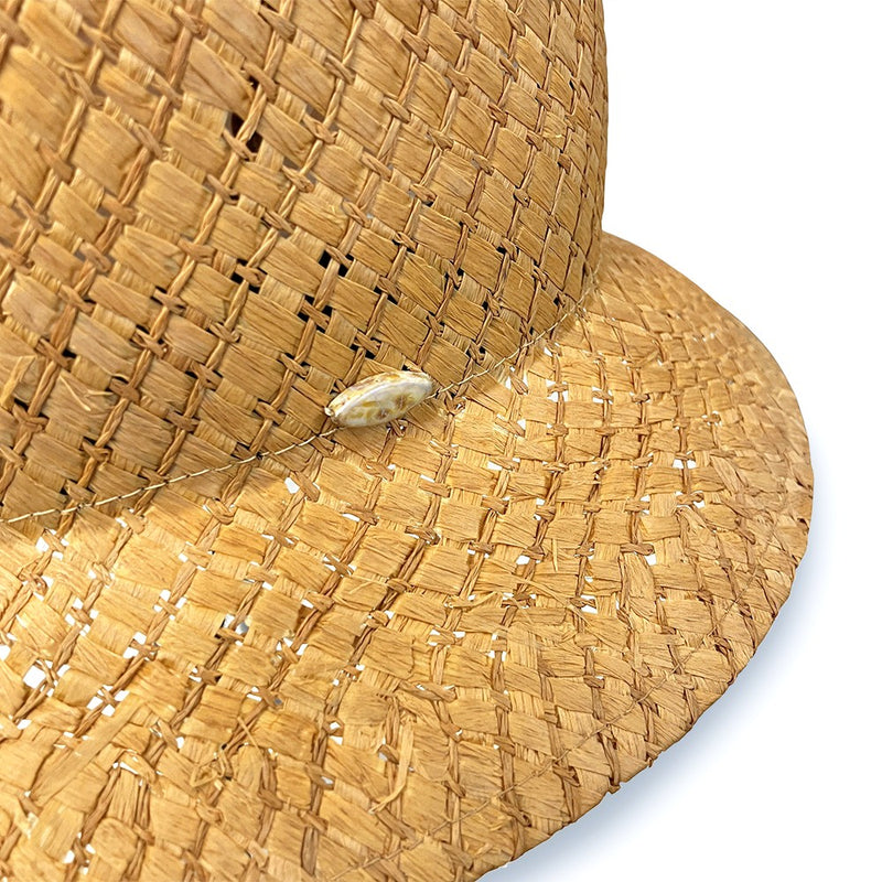 un chapeau  紐付きキャペリン