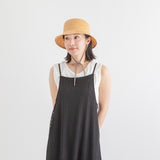 un chapeau  紐付きキャペリン