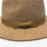 un chapeau 帽体中折れ