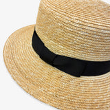 un chapeau  紐付きカンカン帽