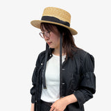un chapeau  紐付きカンカン帽